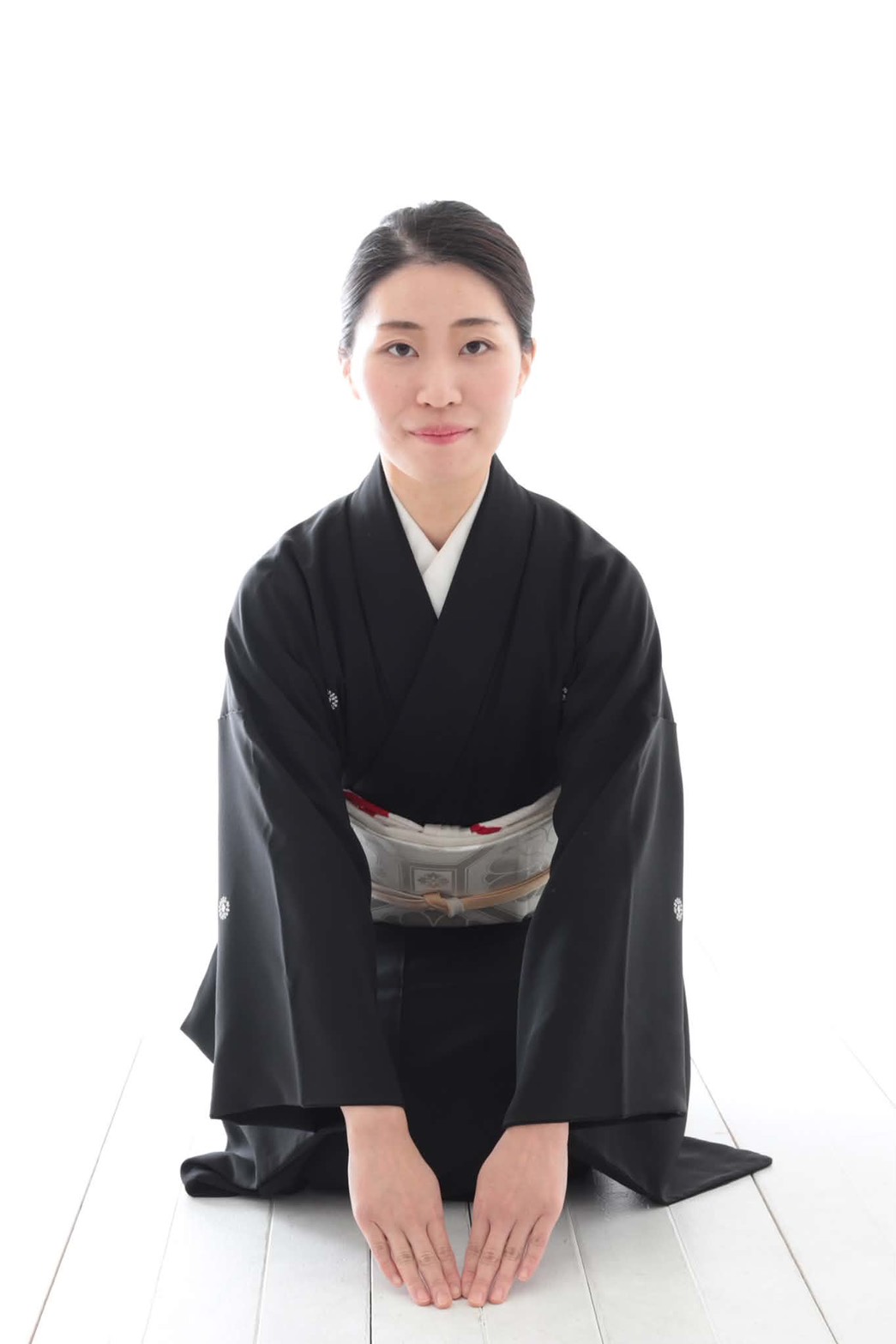 Moyuka Fujima — formal Nihon Buyo portrait in black kimono, seiza pose